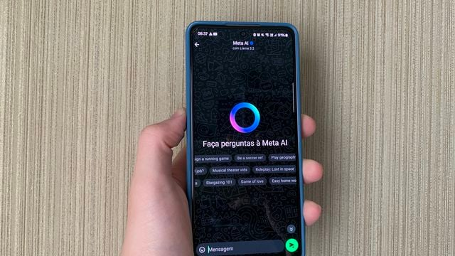 A Meta, empresa detentora do WhatsApp, lançou uma inovação que promete transformar a interação dos usuários no aplicativo: a Meta AI. Disponível agora no Brasil, essa inteligência artificial oferece uma gama de funcionalidades para facilitar tarefas cotidianas e otimizar a experiência de comunicação.