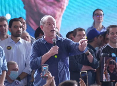 Ciro Gomes discursa durante evento de pré-campanha ao Governo do Ceará em Fortaleza, após confundir gesto de apoiador com símbolo de facção criminosa e pedir prisão durante ato político.