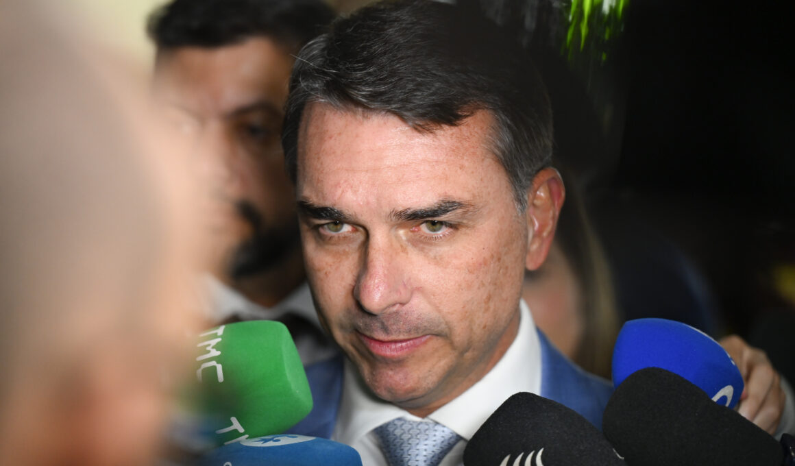 Senador Flávio Bolsonaro (PL-RJ) concede entrevista e avaliou a rejeição do plenário do Senado à indicação do nome de Jorge Messias ao cargo de ministro do STF. A sessão ocorreu ontem (29). O senador disse ainda que acredita que o veto ao projeto de dosimetria será derrubado hoje na sessão conjunta do Congresso Nacional.