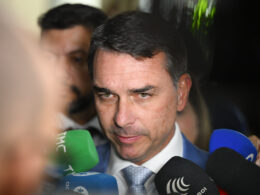 Senador Flávio Bolsonaro (PL-RJ) concede entrevista e avaliou a rejeição do plenário do Senado à indicação do nome de Jorge Messias ao cargo de ministro do STF. A sessão ocorreu ontem (29). O senador disse ainda que acredita que o veto ao projeto de dosimetria será derrubado hoje na sessão conjunta do Congresso Nacional.