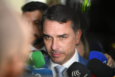 Senador Flávio Bolsonaro (PL-RJ) concede entrevista e avaliou a rejeição do plenário do Senado à indicação do nome de Jorge Messias ao cargo de ministro do STF. A sessão ocorreu ontem (29). O senador disse ainda que acredita que o veto ao projeto de dosimetria será derrubado hoje na sessão conjunta do Congresso Nacional.