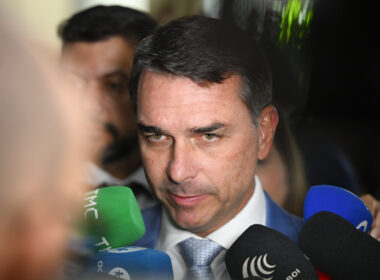 Senador Flávio Bolsonaro (PL-RJ) concede entrevista e avaliou a rejeição do plenário do Senado à indicação do nome de Jorge Messias ao cargo de ministro do STF. A sessão ocorreu ontem (29). O senador disse ainda que acredita que o veto ao projeto de dosimetria será derrubado hoje na sessão conjunta do Congresso Nacional.