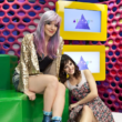 Imagem promocional do programa Acesso MTV mostra as apresentadoras MariMoon e Titi Müller em um estúdio vibrante e colorido da MTV Brasil. MariMoon aparece sentada em um bloco verde, usando jaqueta dourada com brilho e cabelo em tons de roxo e lilás, característica marcante de seu estilo alternativo. Ao lado, Titi Müller posa sorridente, com vestido estampado e visual jovem, apoiada de forma descontraída. O cenário ao fundo é composto por painéis geométricos em cores intensas como rosa, amarelo e azul, com telas exibindo o logotipo do programa, reforçando a identidade visual pop e moderna da MTV. A composição transmite leveza, estilo e conexão com o público jovem, características centrais do programa musical exibido entre 2009 e 2013.