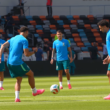A Seleção Brasileira realiza o último treino antes do duelo contra o Japão pelas oitavas de final da Copa. Os jogadores participam de uma atividade de troca de passes no gramado do estádio, em preparação para a decisão do torneio.