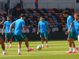 A Seleção Brasileira realiza o último treino antes do duelo contra o Japão pelas oitavas de final da Copa. Os jogadores participam de uma atividade de troca de passes no gramado do estádio, em preparação para a decisão do torneio.