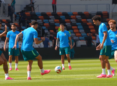 A Seleção Brasileira realiza o último treino antes do duelo contra o Japão pelas oitavas de final da Copa. Os jogadores participam de uma atividade de troca de passes no gramado do estádio, em preparação para a decisão do torneio.