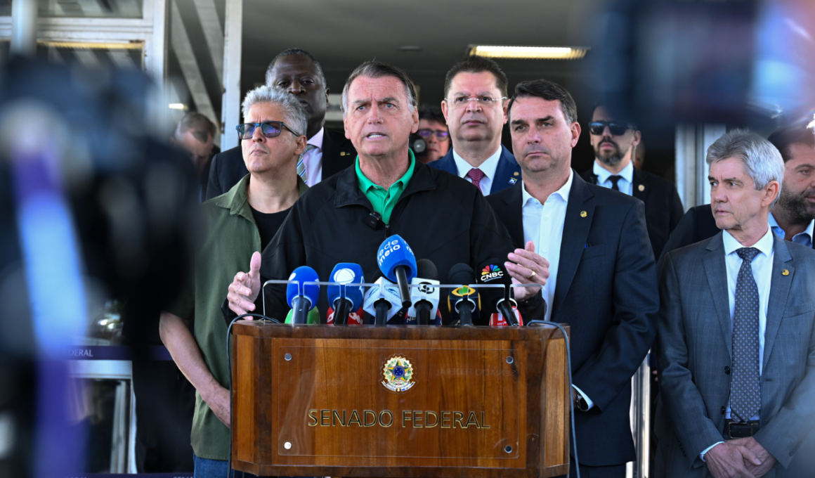 Ex-presidente da República Jair Bolsonaro concede entrevista coletiva na área externa do Senado Federal. Participam: deputado Helio Lopes (PL-RJ); senador Flávio Bolsonaro (PL-RJ); deputado Sóstenes Cavalcante (PL-RJ); senador Jaime Bagattoli (PL-RO).