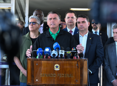 Ex-presidente da República Jair Bolsonaro concede entrevista coletiva na área externa do Senado Federal. Participam: deputado Helio Lopes (PL-RJ); senador Flávio Bolsonaro (PL-RJ); deputado Sóstenes Cavalcante (PL-RJ); senador Jaime Bagattoli (PL-RO).