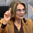 Damares Alves gesticula durante audiência no Senado Federal, usando blazer bege e óculos, enquanto fala ao microfone em sessão parlamentar sobre temas políticos.