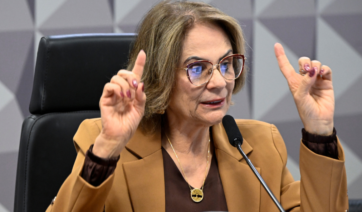 Damares Alves gesticula durante audiência no Senado Federal, usando blazer bege e óculos, enquanto fala ao microfone em sessão parlamentar sobre temas políticos.