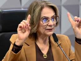 Damares Alves gesticula durante audiência no Senado Federal, usando blazer bege e óculos, enquanto fala ao microfone em sessão parlamentar sobre temas políticos.