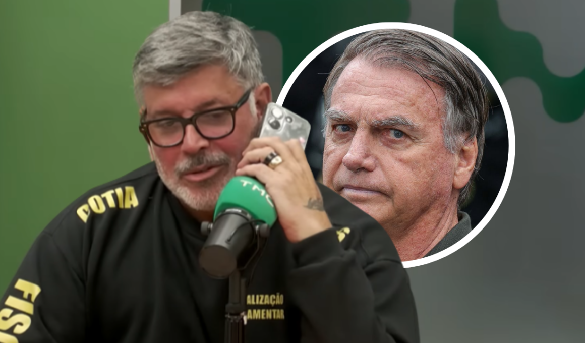 Alexandre Frota, um homem de cabelos grisalhos e óculos fala ao telefone durante entrevista em podcast; ao fundo, imagem circular de Jair Bolsonaro.