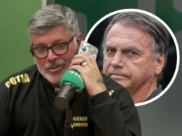 Alexandre Frota, um homem de cabelos grisalhos e óculos fala ao telefone durante entrevista em podcast; ao fundo, imagem circular de Jair Bolsonaro.