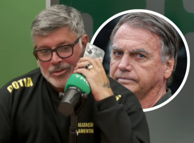 Alexandre Frota, um homem de cabelos grisalhos e óculos fala ao telefone durante entrevista em podcast; ao fundo, imagem circular de Jair Bolsonaro.