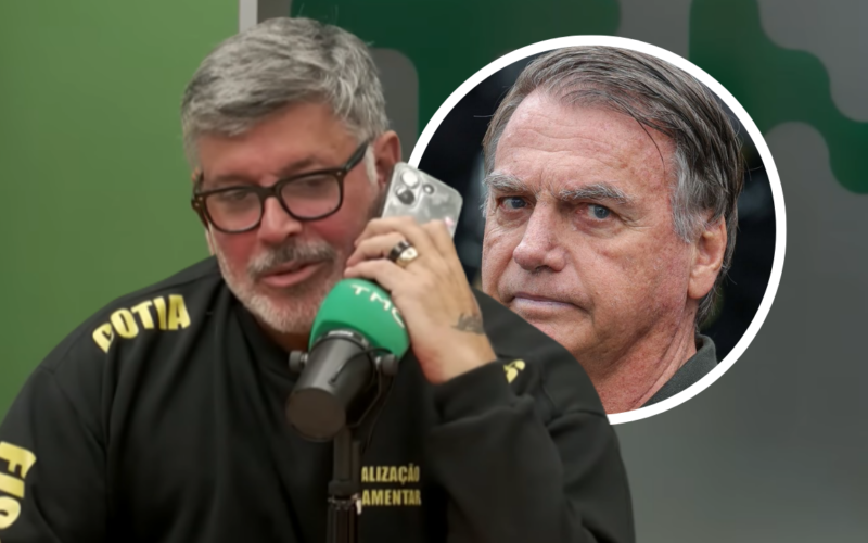 Alexandre Frota, um homem de cabelos grisalhos e óculos fala ao telefone durante entrevista em podcast; ao fundo, imagem circular de Jair Bolsonaro.