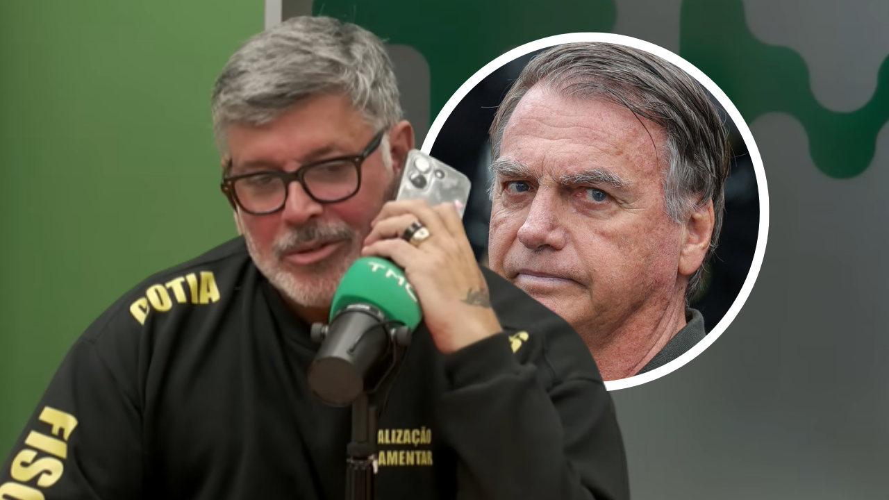 Alexandre Frota, um homem de cabelos grisalhos e óculos fala ao telefone durante entrevista em podcast; ao fundo, imagem circular de Jair Bolsonaro.