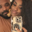 Erika Januza e Arlindinho aparecem juntos em selfie diante do espelho durante relacionamento.