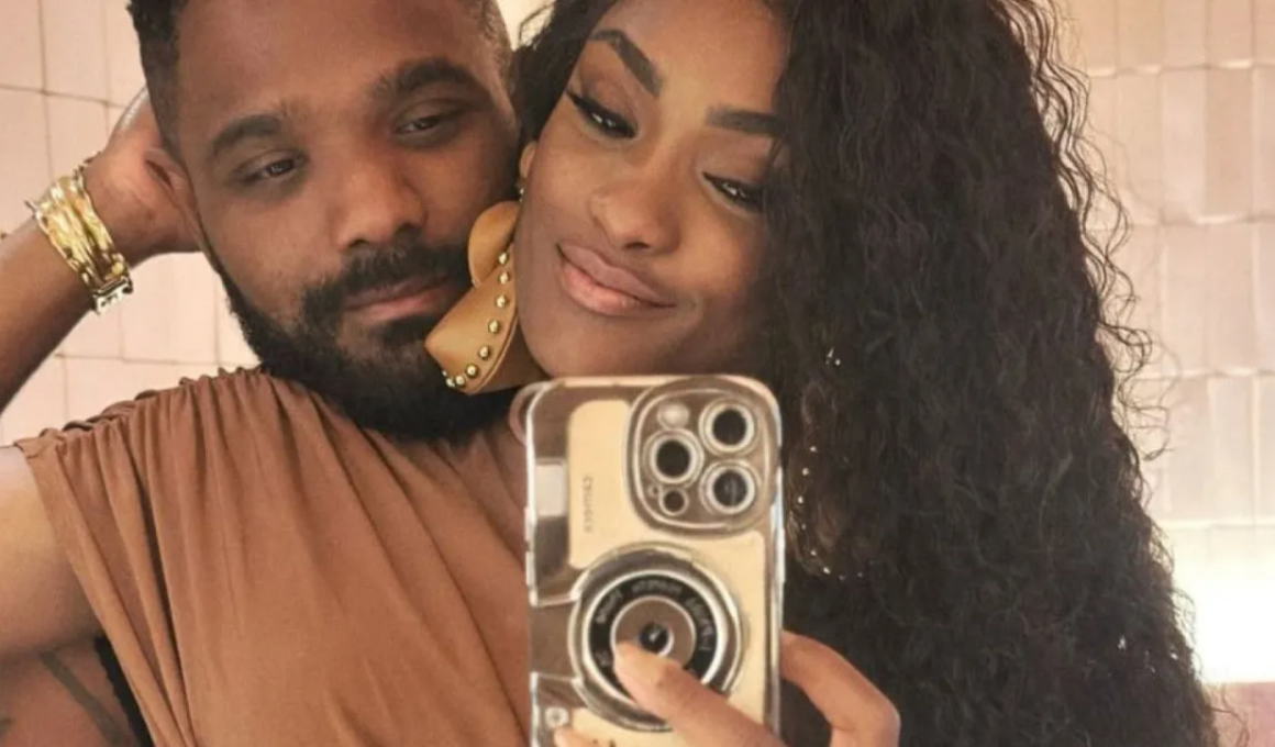 Erika Januza e Arlindinho aparecem juntos em selfie diante do espelho durante relacionamento.