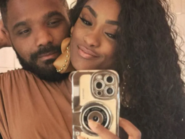 Erika Januza e Arlindinho aparecem juntos em selfie diante do espelho durante relacionamento.
