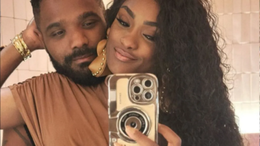 Erika Januza e Arlindinho aparecem juntos em selfie diante do espelho durante relacionamento.