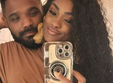 Erika Januza e Arlindinho aparecem juntos em selfie diante do espelho durante relacionamento.
