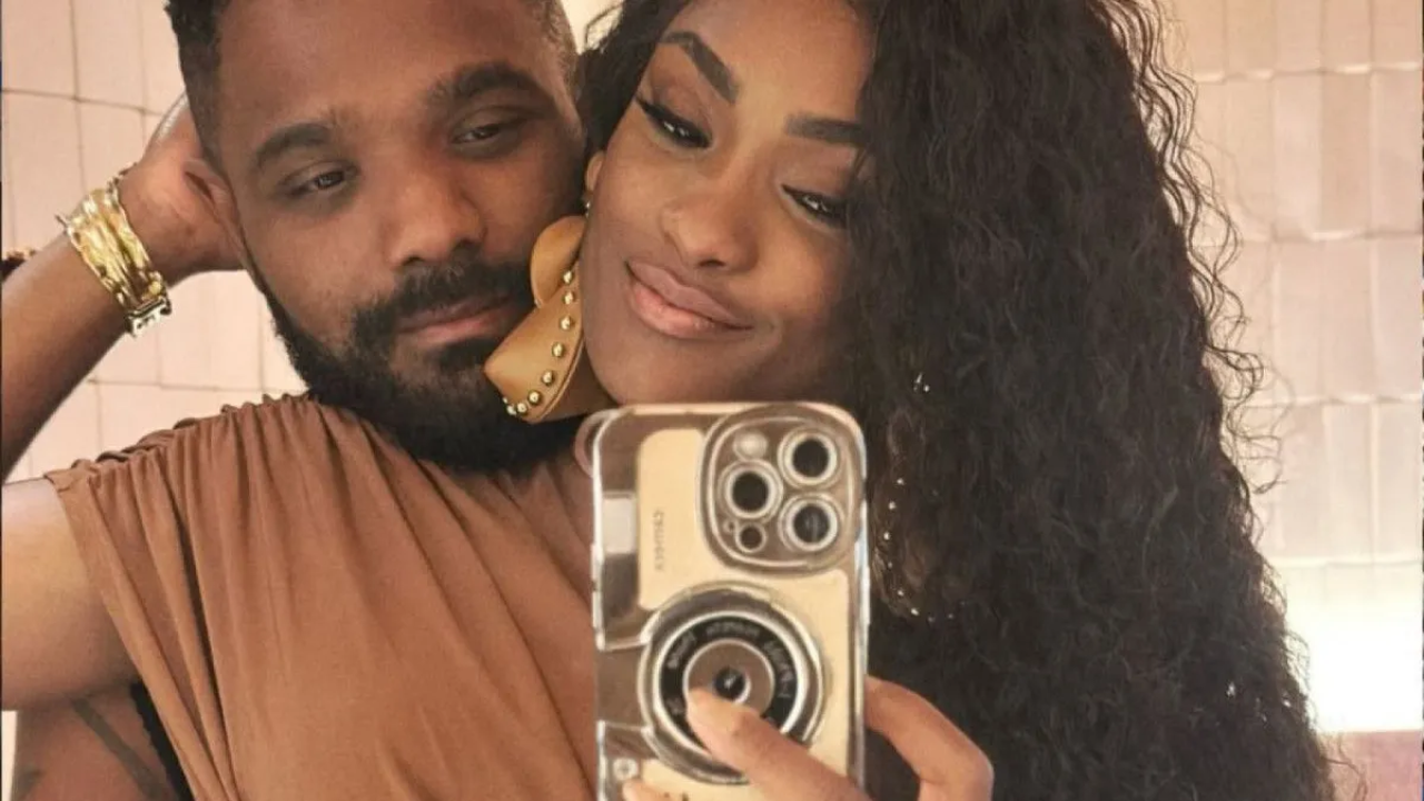 Erika Januza e Arlindinho aparecem juntos em selfie diante do espelho durante relacionamento.