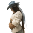 Lauana Prado posa de perfil exibindo a barriga de gravidez em ensaio fotográfico com fundo branco, usando chapéu azul-claro, blusa branca rendada e saia clara, em anúncio do nascimento do primeiro filho e lançamento de nova música.