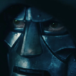 lose do vilão Doutor Destino usando sua máscara de metal clássica e capuz preto no trailer do filme Vingadores da Marvel Studios.