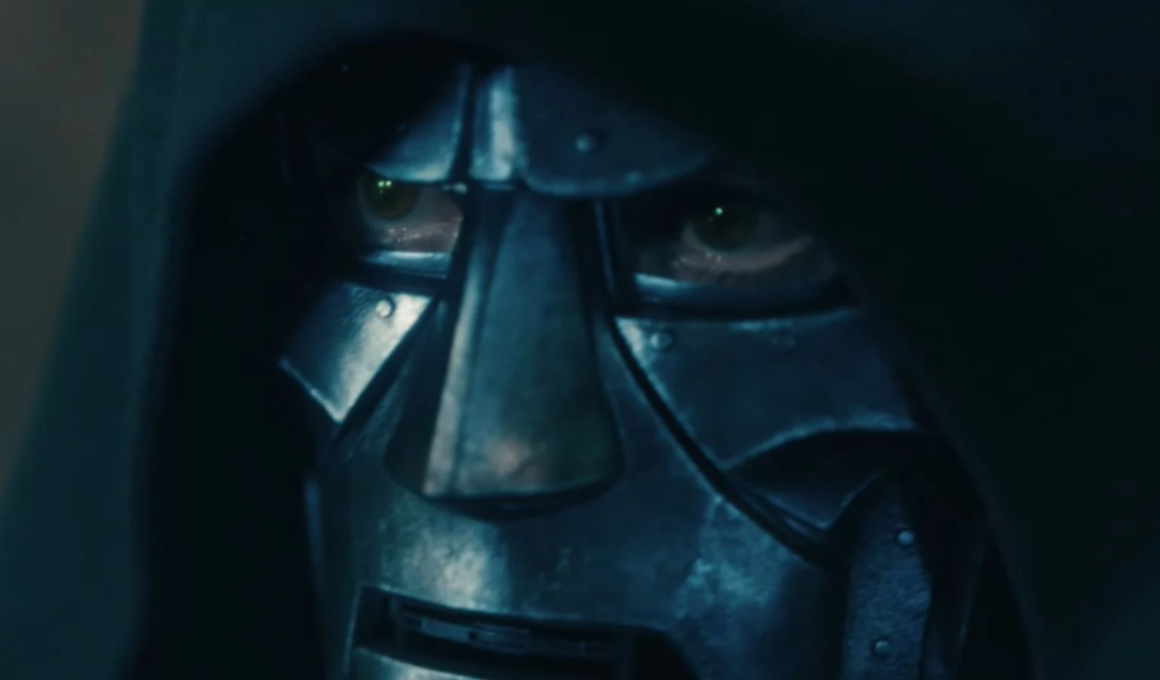 lose do vilão Doutor Destino usando sua máscara de metal clássica e capuz preto no trailer do filme Vingadores da Marvel Studios.
