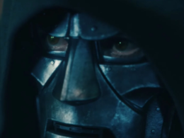 lose do vilão Doutor Destino usando sua máscara de metal clássica e capuz preto no trailer do filme Vingadores da Marvel Studios.