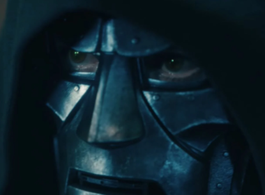 lose do vilão Doutor Destino usando sua máscara de metal clássica e capuz preto no trailer do filme Vingadores da Marvel Studios.