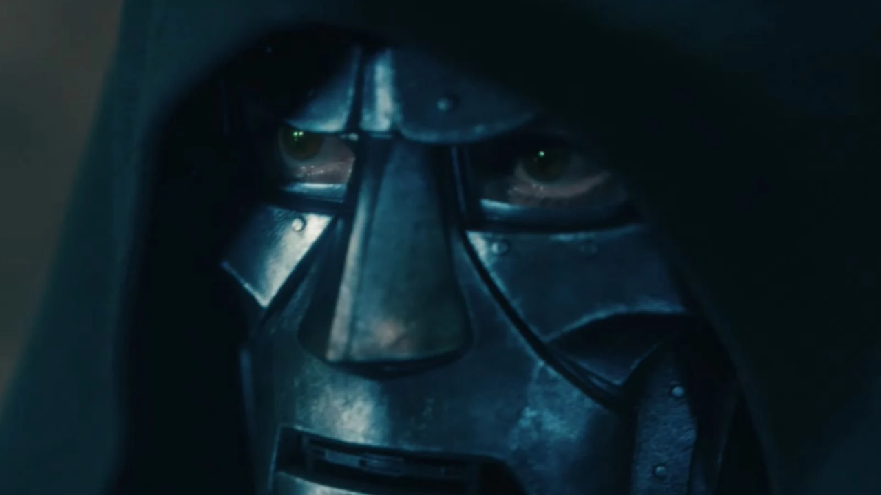 lose do vilão Doutor Destino usando sua máscara de metal clássica e capuz preto no trailer do filme Vingadores da Marvel Studios.