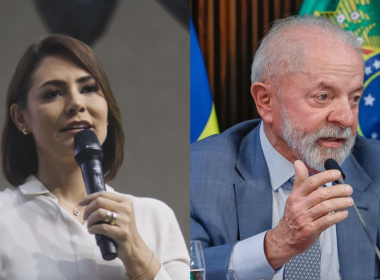 Michelle Bolsonaro e o presidente Luiz Inácio Lula da Silva em montagem lado a lado. A ex-primeira-dama aparece segurando um microfone durante discurso, enquanto Lula fala em uma reunião oficial, com a bandeira do Brasil ao fundo.