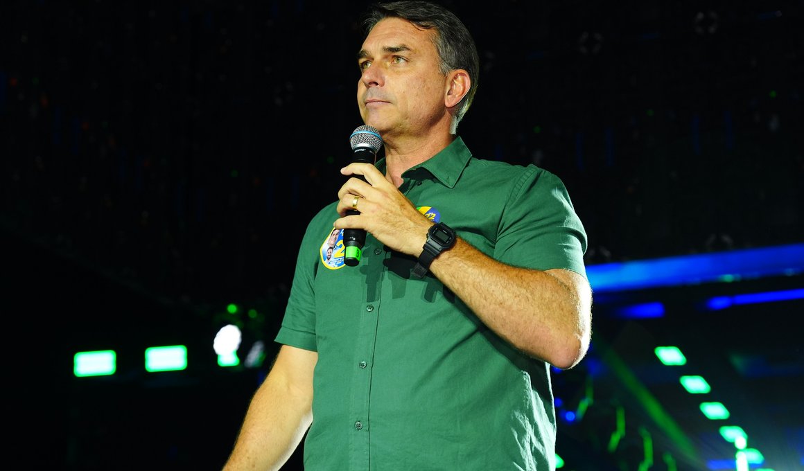 Flávio Bolsonaro discursando