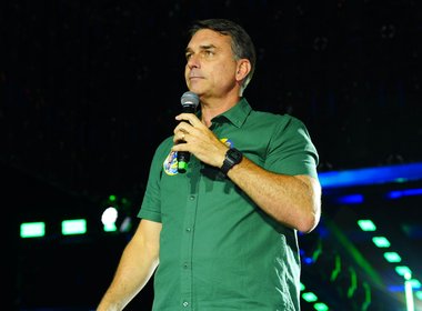 Flávio Bolsonaro discursando